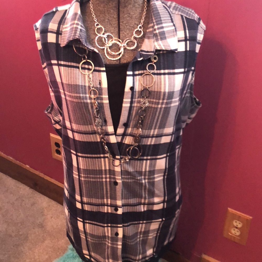 Sleeveless plaid top!!!!    NEW WITH TAGS!!!